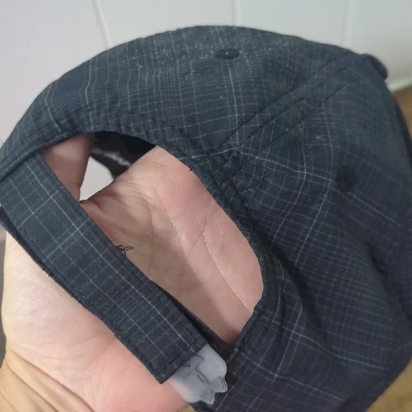 ❤️5/$25 Like New Under Armour Plaid Heat Gear Velcro Back - Picture 2 of 4